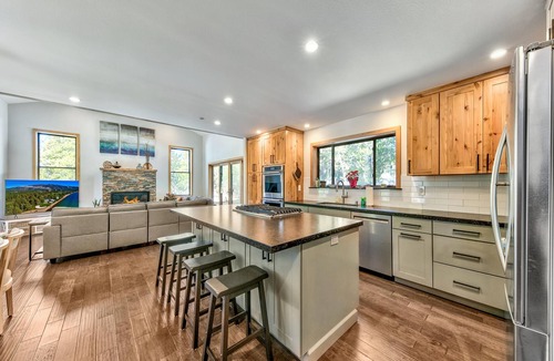 Tahoe Paradise House | 4BR-3BA Mountain Modern, Hot Tub, hiking trail access, close to river.