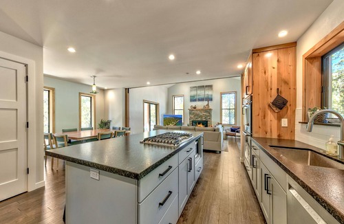 Tahoe Paradise House | 4BR-3BA Mountain Modern, Hot Tub, hiking trail access, close to river.