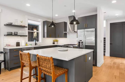Roslyn House | 4BR, Chefs Kitch, Hot Tub, Firepit, BBQ, Smart TVs
