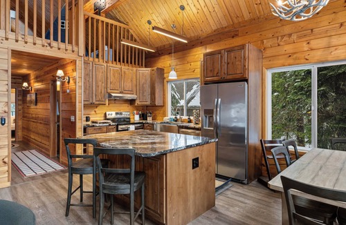 Snoqualmie Pass House | 4BR Retreat: 5-min to Hiking, Biking & Dining