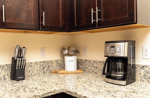 Merced House | 5 bed Modern, Cozy, Efficient North Merced Retreat near hospitals and UC Merced