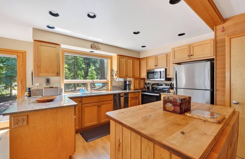 Black Butte Ranch House | 5 Bedroom-2 w/King Beds, 4 Decks, Screened-in Breezeway. TRUE BLACK BUTTE FEEL!
