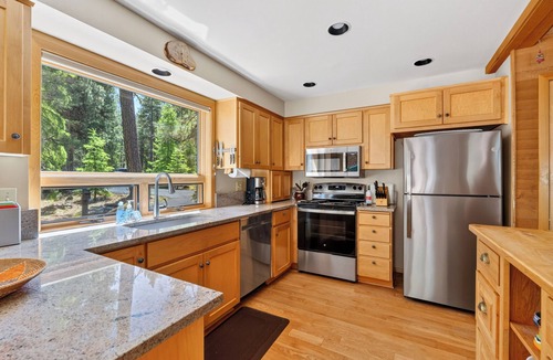 Black Butte Ranch House | 5 Bedroom-2 w/King Beds, 4 Decks, Screened-in Breezeway. TRUE BLACK BUTTE FEEL!