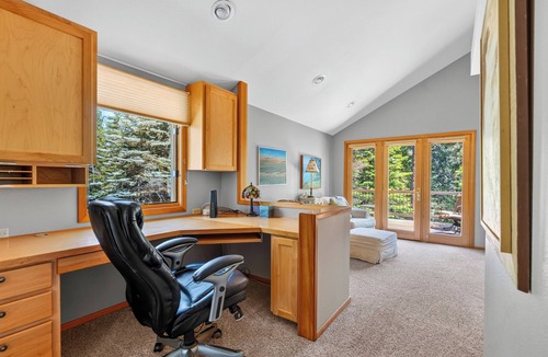 Black Butte Ranch House | 5 Bedroom-2 w/King Beds, 4 Decks, Screened-in Breezeway. TRUE BLACK BUTTE FEEL!