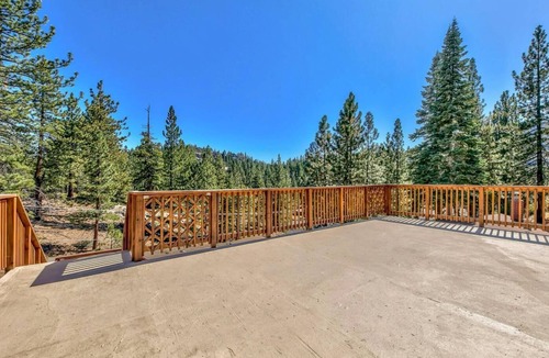 Upper Kingsbury House | 5 Bedroom w/ Den - 5 Bath - Large Hot Tub - Large Game Room, etc..