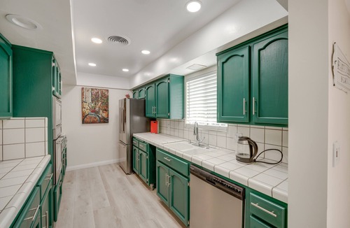 Bakersfield Apartment | ~ 5 Mi to Downtown: Chic Bakersfield Apartment!