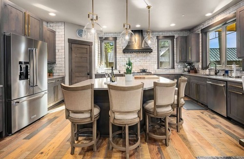Cle Elum House | 5 Star Luxury Crafted for Your Unforgettable Memories + 1PM Check In/Out