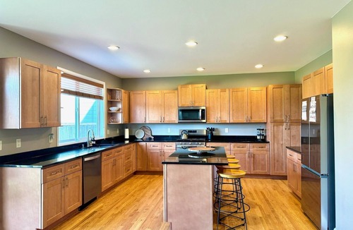 Sumner House | 5BR home, fire place, & plenty of space! 30 mi from Lumen Field