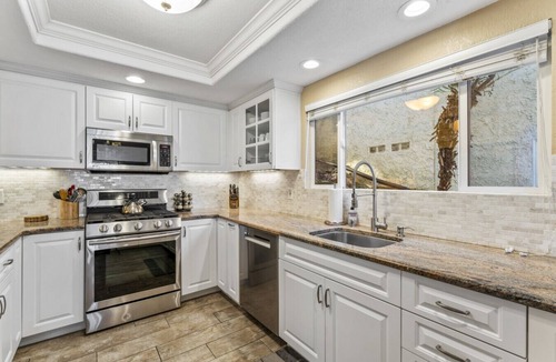 San Clemente Villa | 6 Bedroom-Sleeps 18! Walk to Beach, wedding venues Casino and Ole Hanson! AC!