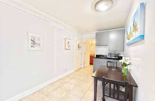 Inner Richmond House | 622- 1 bedroom 1 bathroom suite with TV, Private Bath & Kitchenette