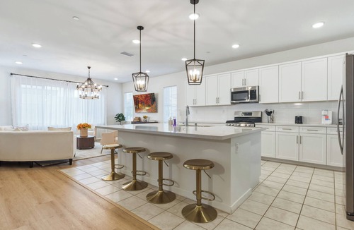 Ontario House | 6BR 4BA 8Beds 4Kings 3Tvs/Near Airport & Sports