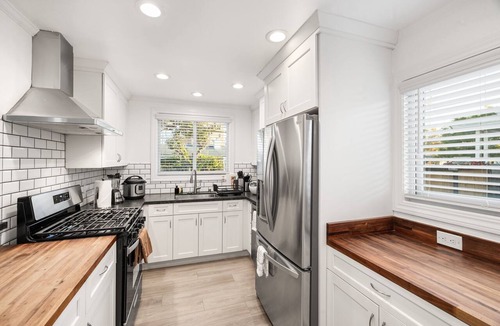 Millbrae House | 6BR Home w/A/C, Fast Wi-Fi, Parking, Fire Pit Walk to BART & Near SFO