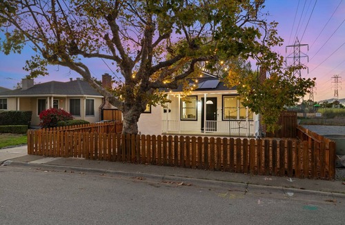 Millbrae House | 6BR Home w/A/C, Fast Wi-Fi, Parking, Fire Pit Walk to BART & Near SFO