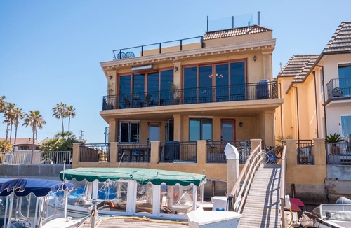 West Newport House | 7 Bed Waterfront W/Rooftop pool & hot tub stunning 360-degree bay & beach view