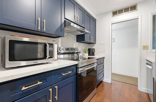 Kaweah House | 8 mi to Sequoia Natl Park! Kitchen, BBQ Grill, Firepit, Backyard, Pet-friendly!