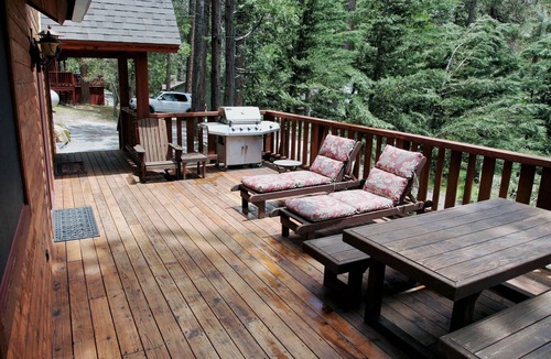 North Wawona Cabin | (9) Boot's Haven at The Redwoods In Yosemite