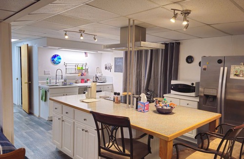 Mica Apartment | 900 sq ft 1 bedroom Apt with views, FREE EV charging, free off street parking
