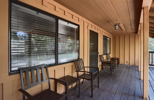 North Wawona Cabin | (9S) Pine Cabin at The Redwoods In Yosemite