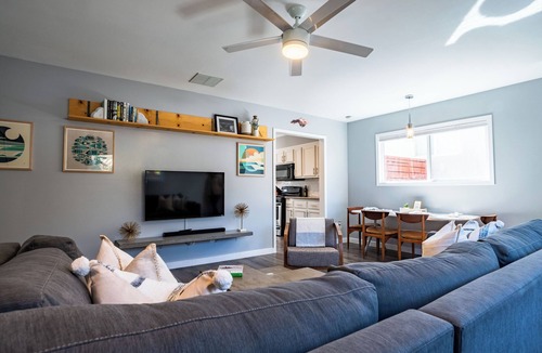 Eastside House | A 2bed 2bath modern coastal vibe made for your perfect Southern California stay!