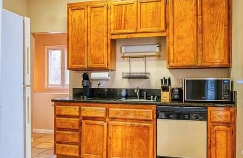 North Oak Park House | A+ 2BR Vic Walk to UC Davis & Shriners Med Center