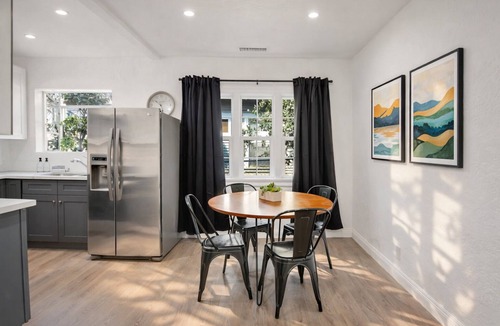 North Central House | A cozy, private Pasadena home offering comfort, fast Wi-Fi, and a prime location just minutes from the Rose Bowl and Old Town.