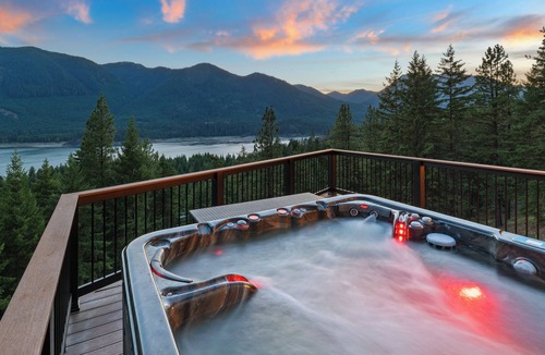 Cle Elum Cabin | A PNW dream! Hot Tub, Views, Firepits, Games, Hiking and Epic Location!