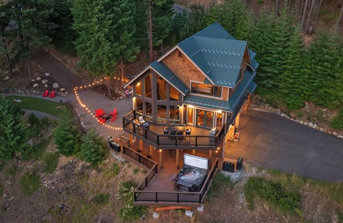 Cle Elum Cabin | A PNW dream! Hot Tub, Views, Firepits, Games, Hiking and Epic Location!