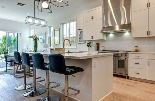 Del Rey House | A serene setting perfect for relaxation just moments away from Playa Vista.