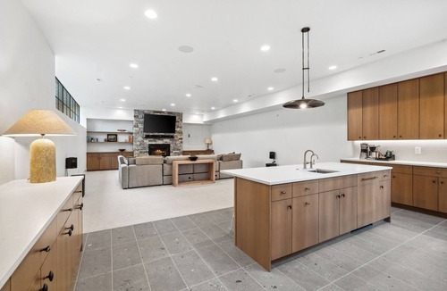Roslyn House | A Spacious 8000 sqft Suncadia estate w/heated Saltwater Pool and Hot tub