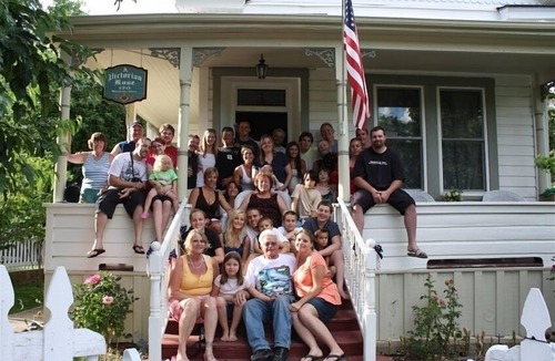 Grass Valley House | A Victorian Rose, DOWNTOWN, Hot Tub, Rec Room,couples, families & groups welcome