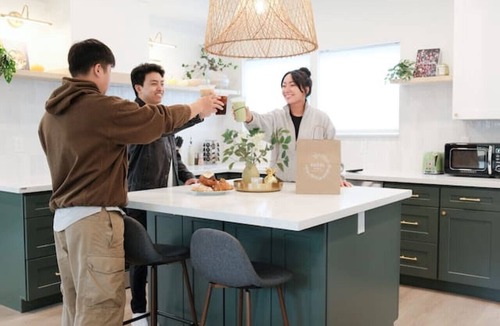 Miller Park House | AC · Walks to Cap Hill · Parking · Newly Renovated