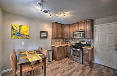 Sacramento House | Adison Gold: 2BR w/Fully Fenced Yard, Barbecue and pet friendly, Near Downtown