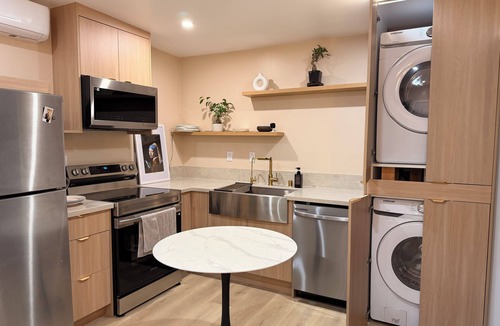 Fairfax District House | Adorable 1-bedroom bungalow with AC in lively Los Angeles