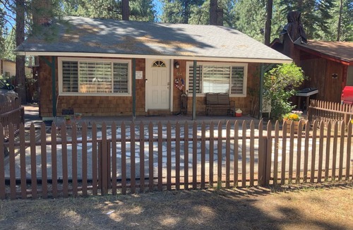 Al Tahoe Cabin | Adorable 2-bedroom cabin in South Lake Tahoe perfect for getaway.