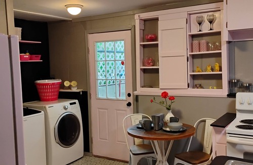 Nevada - Lidgerwood Apartment | Adorable 2 bedroom apartment, with secure off street parking and onsite laundry.