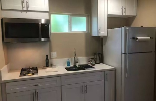 Woodland Hills Apartment | Adorable Studio with a Pool