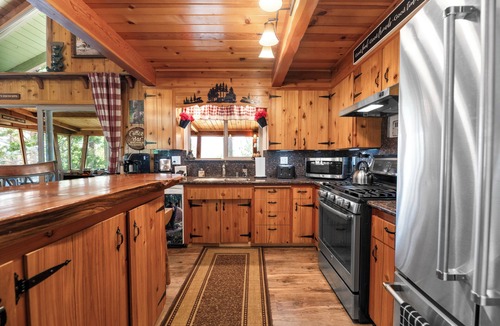 Whispering Forest Cabin | ADORABLEY Decorated Honey Bear Chalet! GAME ROOM! Hot TUB! Pet Friendly!