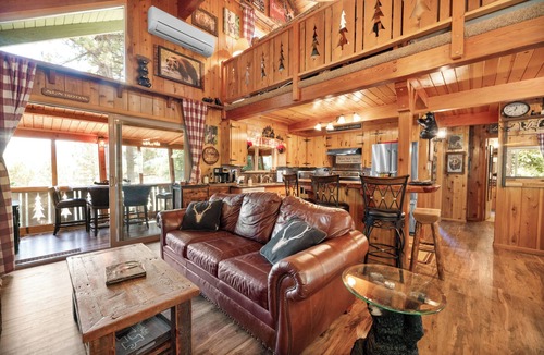 Whispering Forest Cabin | ADORABLEY Decorated Honey Bear Chalet! GAME ROOM! Hot TUB! Pet Friendly!