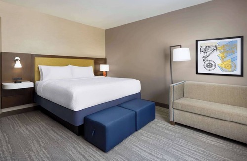 Oakhurst Hotel | Adventure Awaits: Pool, Hot Tub & Yosemite Access with Breakfast Included