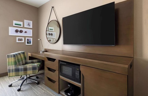 Oakhurst Hotel | Adventure Awaits: Pool, Hot Tub & Yosemite Access with Breakfast Included