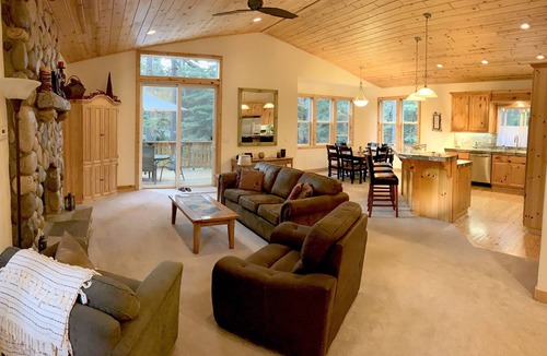 Tahoma House | Affordable Luxury-Fastest Wifi Available-Winter Fun with Sled Run