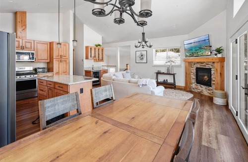 Tahoe Vista House | Agate Bay Gem by Tahoe Getaways - Luxury 3BR - Easy walk to Beach!