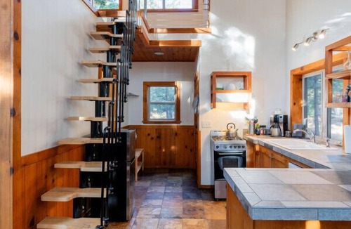 Ashland Cabin | Agate Flats Cabin w/Jacuzzi and Wood Stove at Green Springs Inn