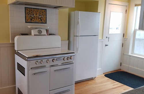 Downtown Cottage | Airy & Bright 2 Story, 3 Bdrm Cottage Short Walk to Old Town.