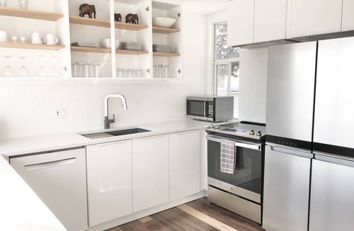 Wilshire Montana Apartment | Airy Spacious Bright Top Floor Views. Walk2 Eats Beach Downtown Medical+Hospital