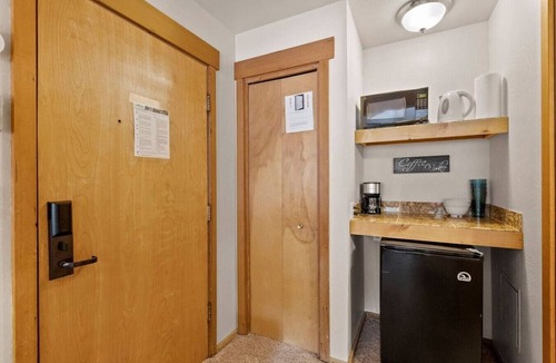 Tahoe Woods Apartment | Alpine Escape Room: Min to Lake/Pool/HotTub/Sauna