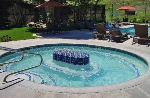 Tahoe Woods Apartment | Alpine Escape Room: Min to Lake/Pool/HotTub/Sauna