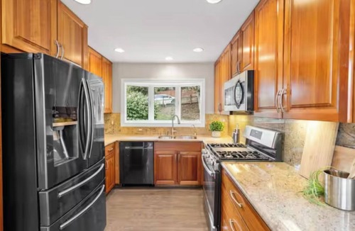 Belmont House | Amazing 4-bedroom 3Bath house with AC in charming Belmont