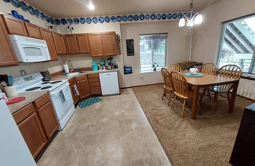 Manson House | Amazing Lake Chelan view from your hottub! Tranquil setting yet close to fun!