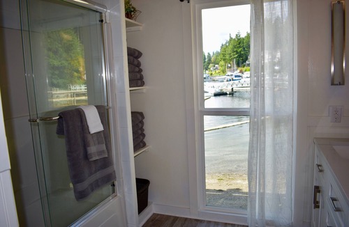 Gig Harbor House | Amazing Lighthouse Beach Waterfront Homes sleeps 14